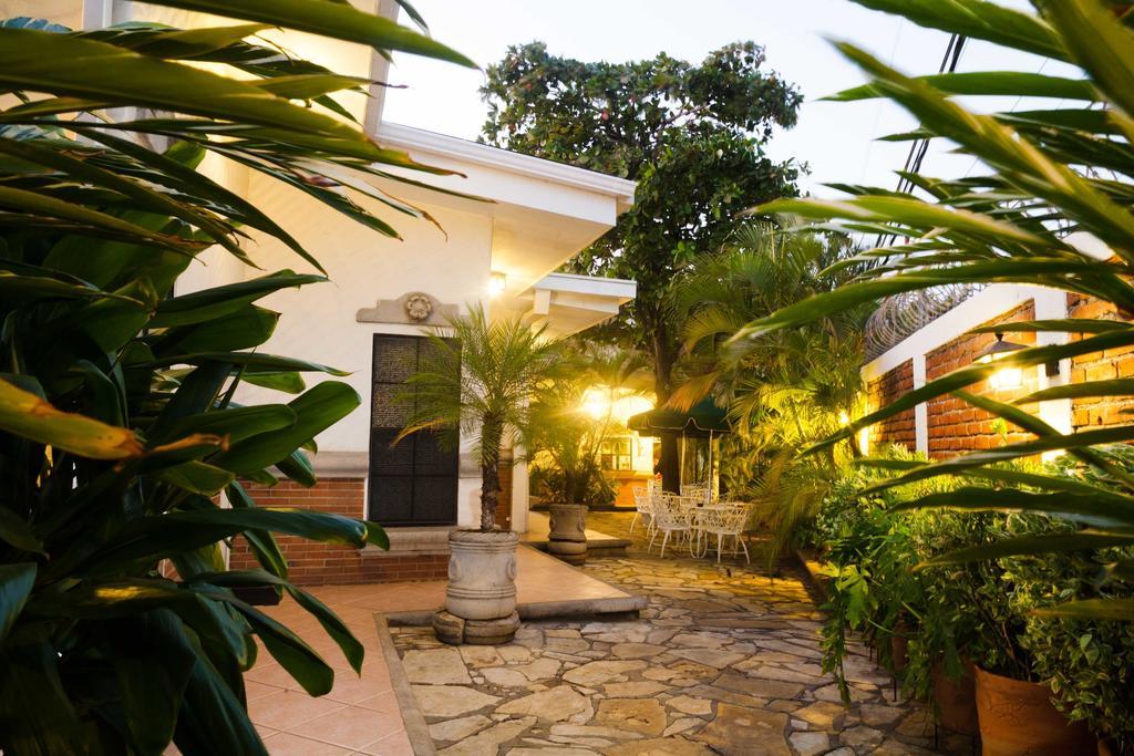 Hotel El Almendro Managua Esterno foto