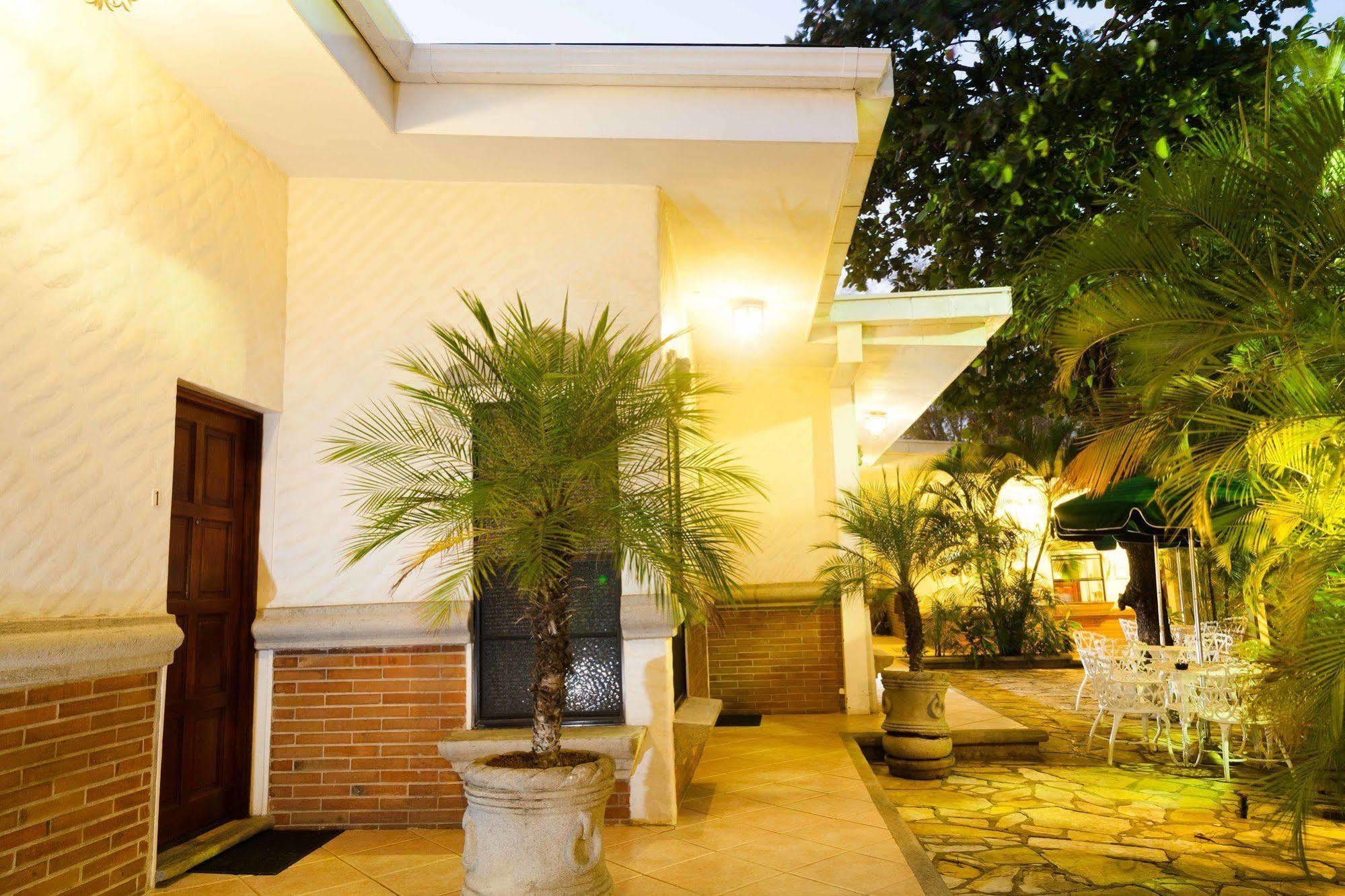 Hotel El Almendro Managua Esterno foto