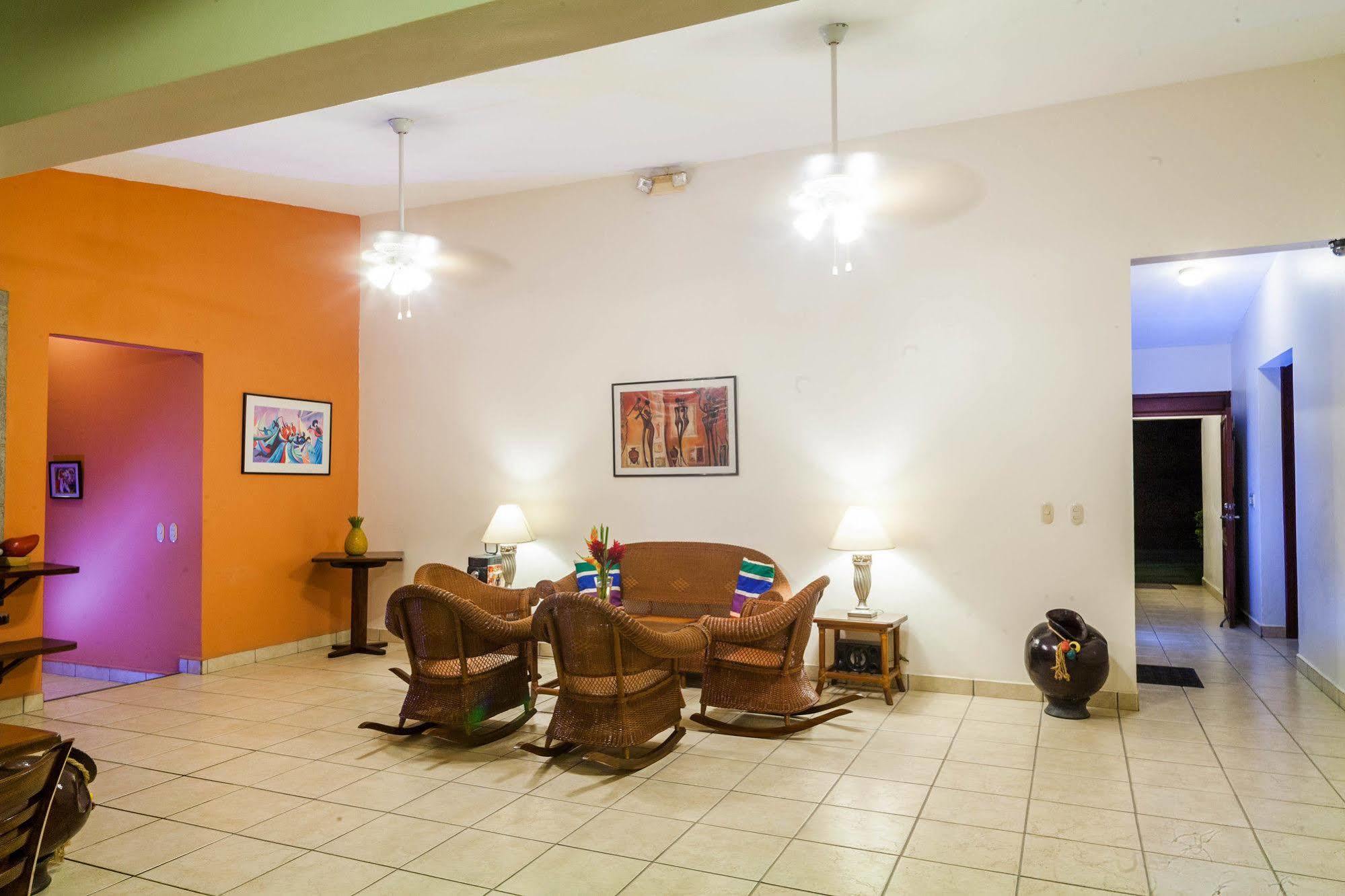 Hotel El Almendro Managua Esterno foto