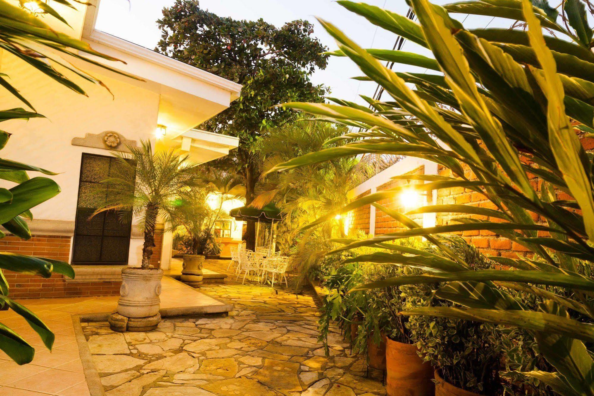 Hotel El Almendro Managua Esterno foto