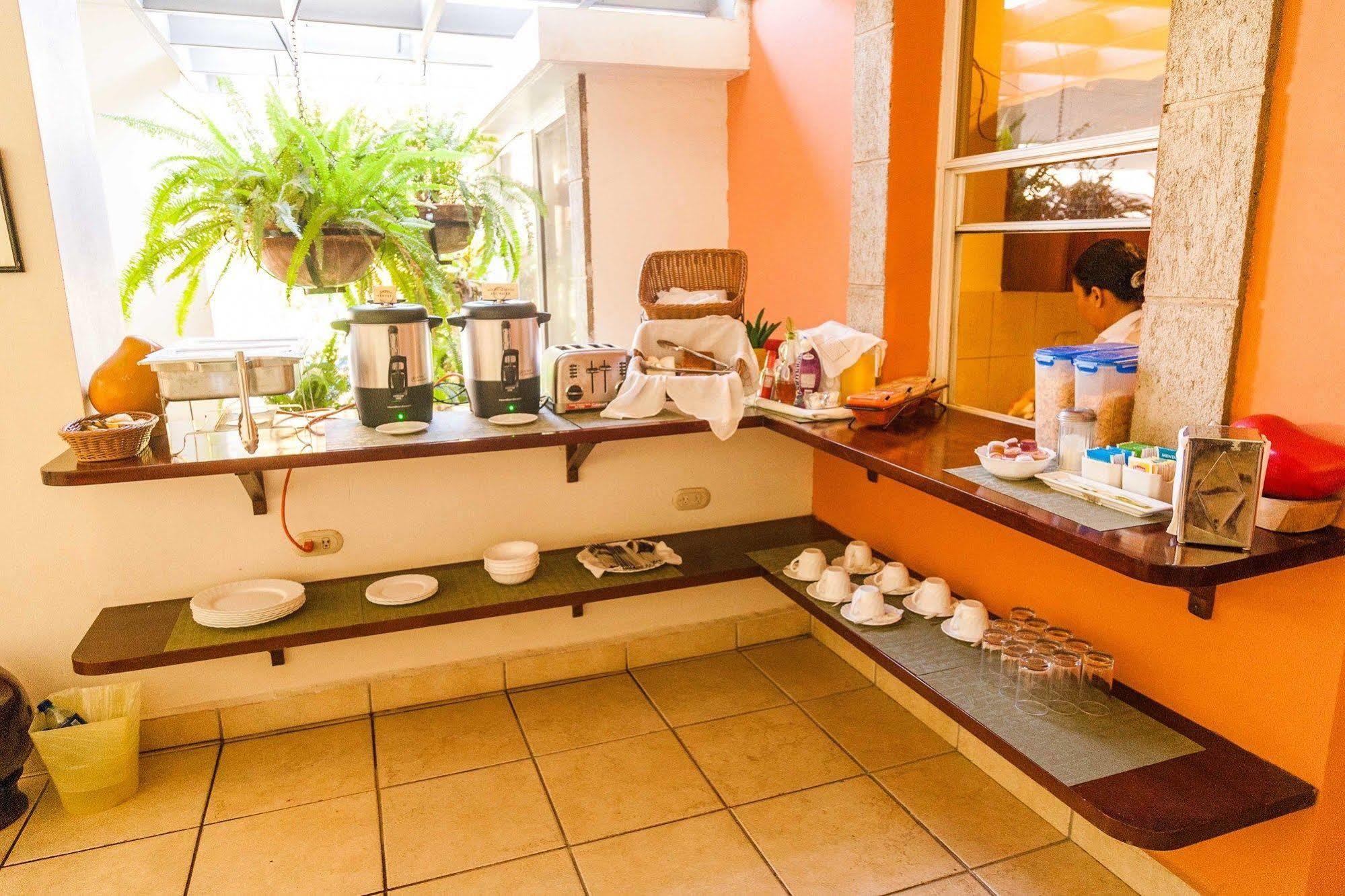 Hotel El Almendro Managua Esterno foto